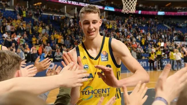 没看清？邵镤亮错穿魏黾哲球衣，在比赛中更换时吃到黄牌.