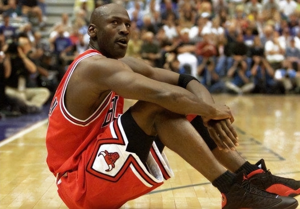 德约在比赛中与主裁爆发激烈冲突，质疑主裁只会死守规则.