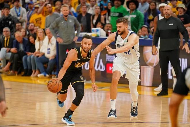 德约在比赛中与主裁爆发激烈冲突，质疑主裁只会死守规则.